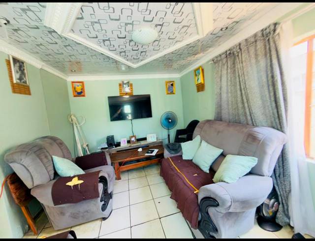 2 BEDROOM HOUSE FOR SALE IN KWANDENGEZI